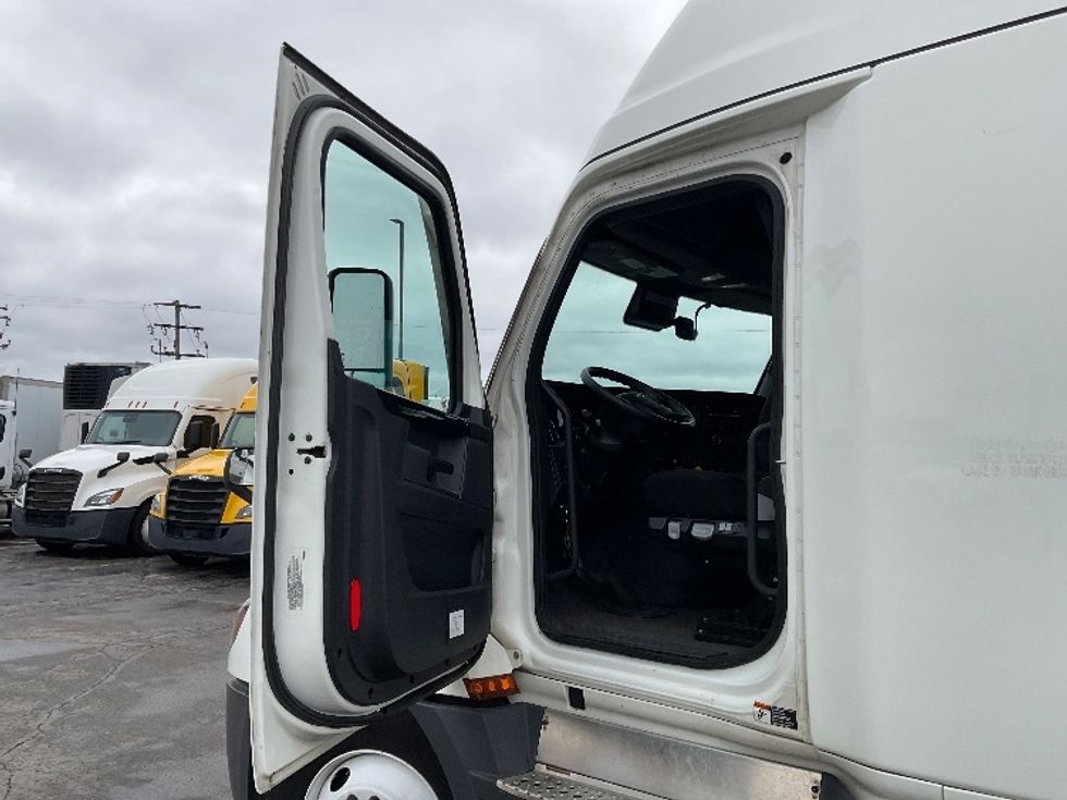 Sleeper Tractor-Heavy Duty Tractors-Freightliner-2023-T12664ST-Milwaukee-WI-602,213\n\t\tmiles-$ 60,750 - Image 9