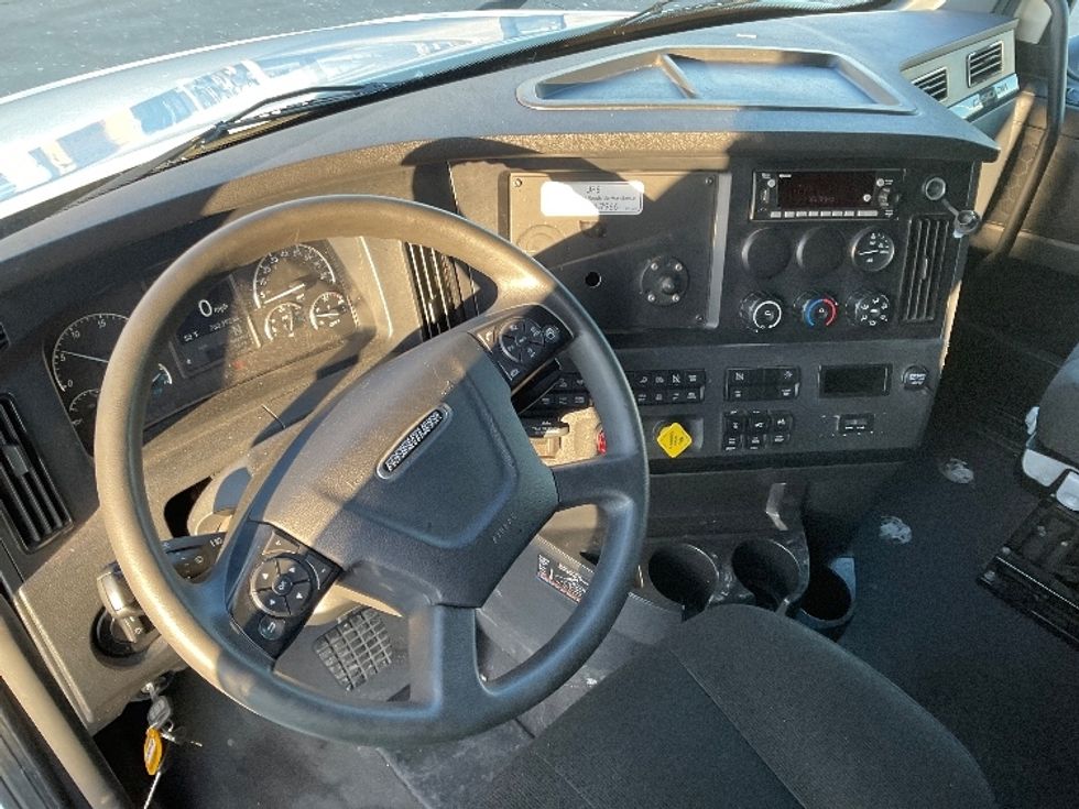 Sleeper Tractor-Heavy Duty Tractors-Freightliner-2023-T12664ST-Milwaukee-WI-762,291\n\t\tmiles-$ 45,500 - Image 11
