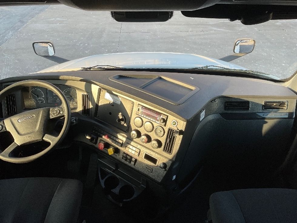 Sleeper Tractor-Heavy Duty Tractors-Freightliner-2023-T12664ST-Milwaukee-WI-762,291\n\t\tmiles-$ 45,500 - Image 12