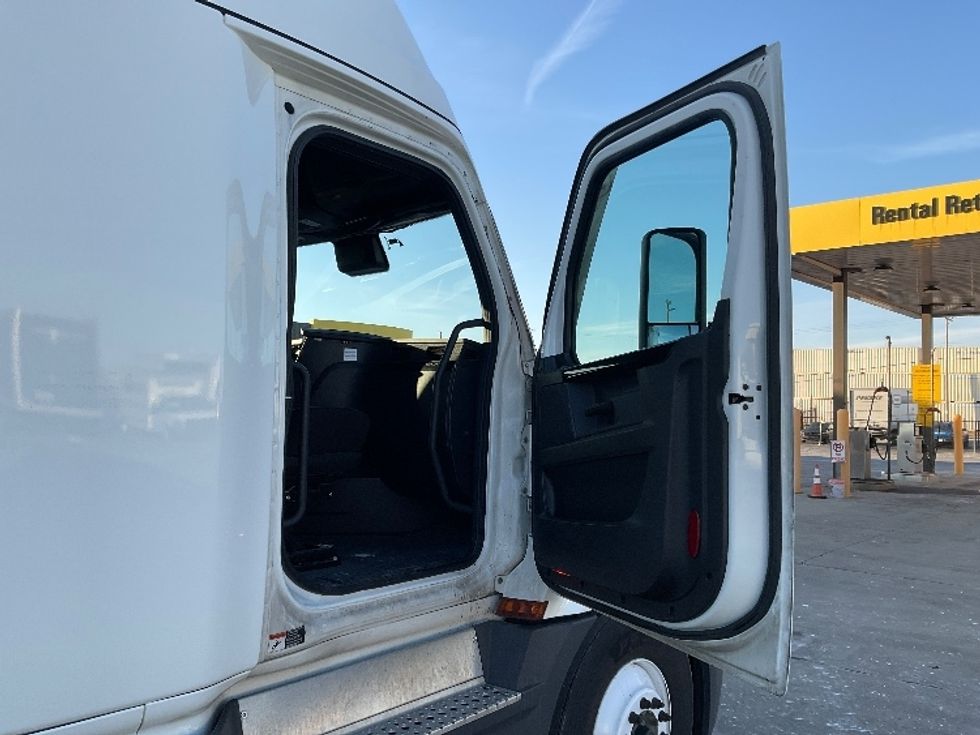 Sleeper Tractor-Heavy Duty Tractors-Freightliner-2023-T12664ST-Milwaukee-WI-762,291\n\t\tmiles-$ 45,500 - Image 13