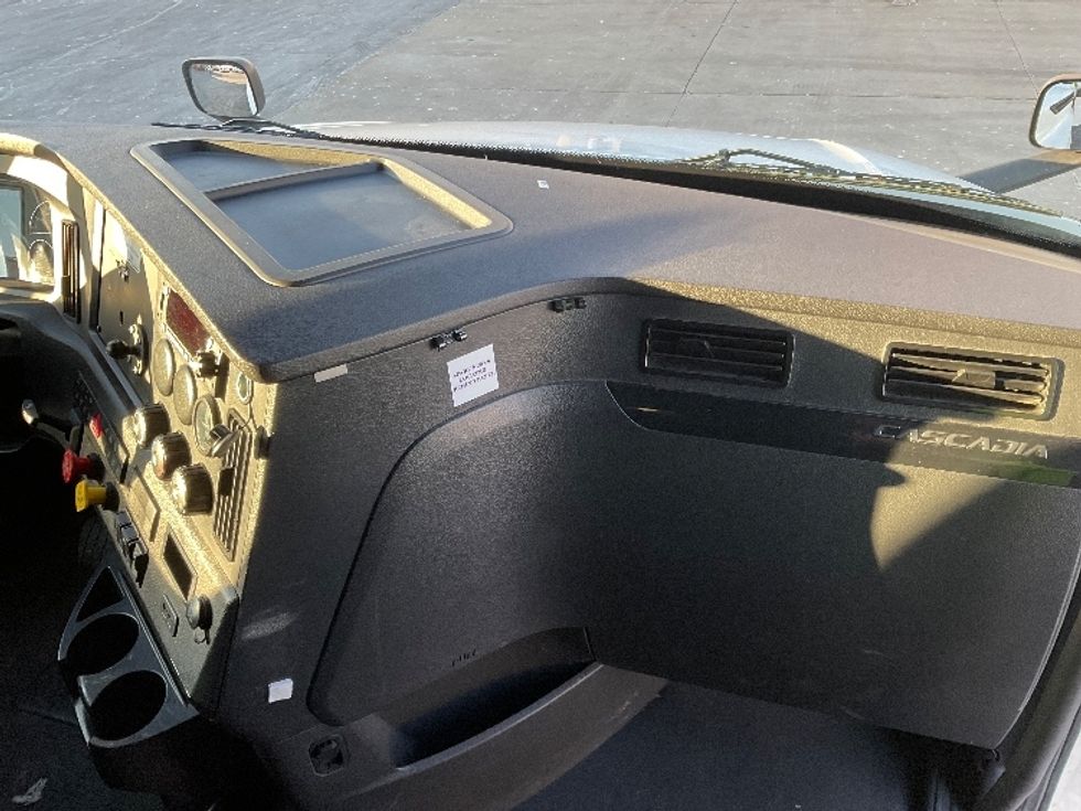 Sleeper Tractor-Heavy Duty Tractors-Freightliner-2023-T12664ST-Milwaukee-WI-762,291\n\t\tmiles-$ 45,500 - Image 14