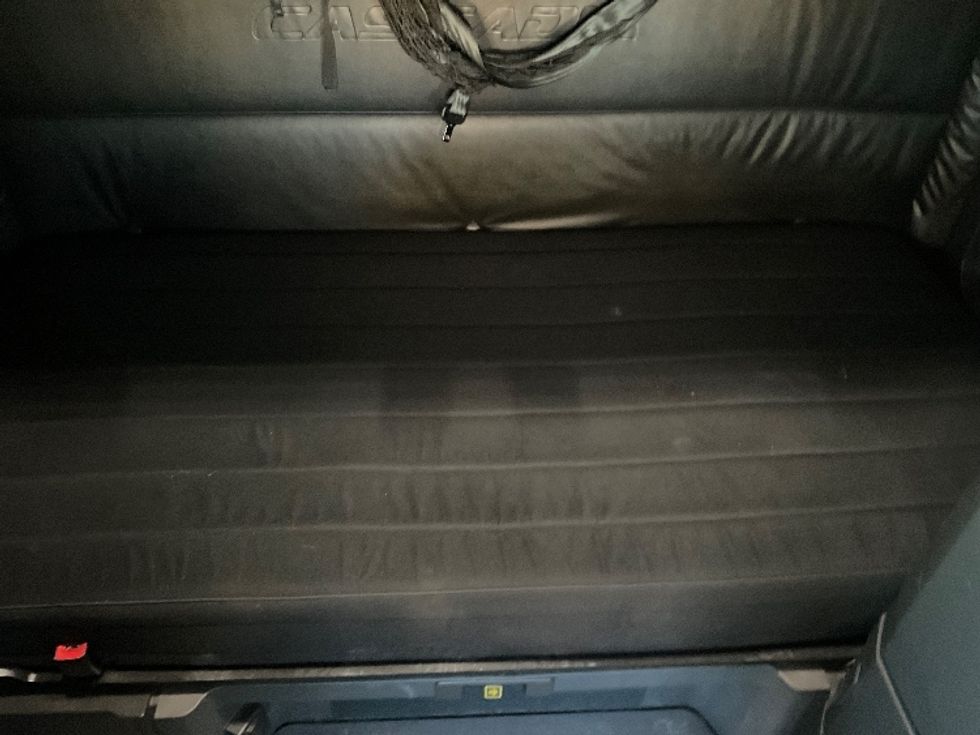 Sleeper Tractor-Heavy Duty Tractors-Freightliner-2023-T12664ST-Milwaukee-WI-762,291\n\t\tmiles-$ 45,500 - Image 17