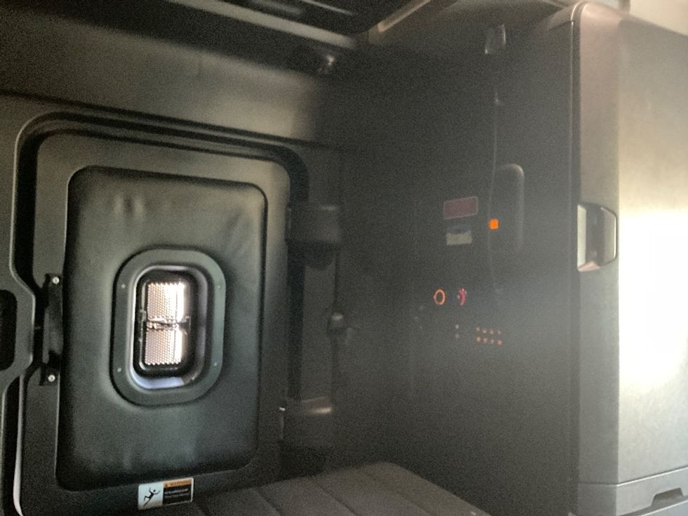 Sleeper Tractor-Heavy Duty Tractors-Freightliner-2023-T12664ST-Milwaukee-WI-762,291\n\t\tmiles-$ 45,500 - Image 18