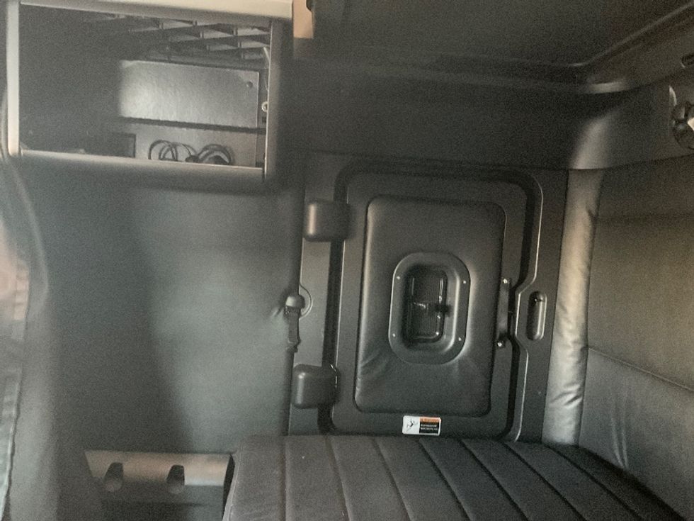 Sleeper Tractor-Heavy Duty Tractors-Freightliner-2023-T12664ST-Milwaukee-WI-762,291\n\t\tmiles-$ 45,500 - Image 19