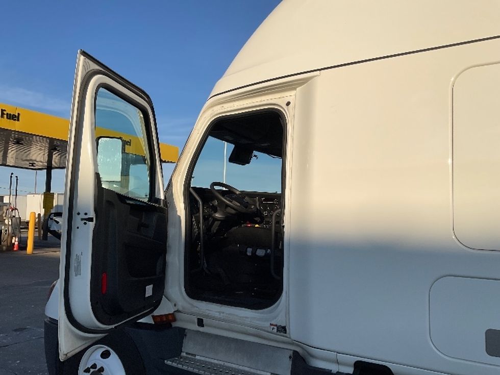 Sleeper Tractor-Heavy Duty Tractors-Freightliner-2023-T12664ST-Milwaukee-WI-762,291\n\t\tmiles-$ 45,500 - Image 9