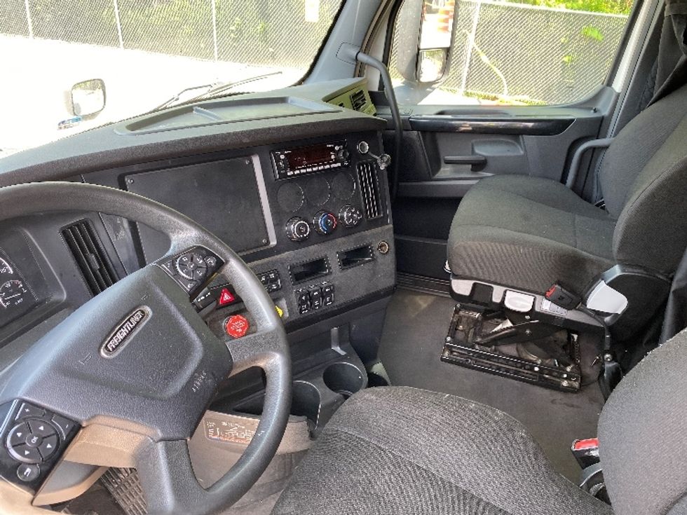 Sleeper Tractor-Heavy Duty Tractors-Freightliner-2023-T12664ST-Minoa-NY-223,510\n\t\tmiles-$ 102,750 - Image 10