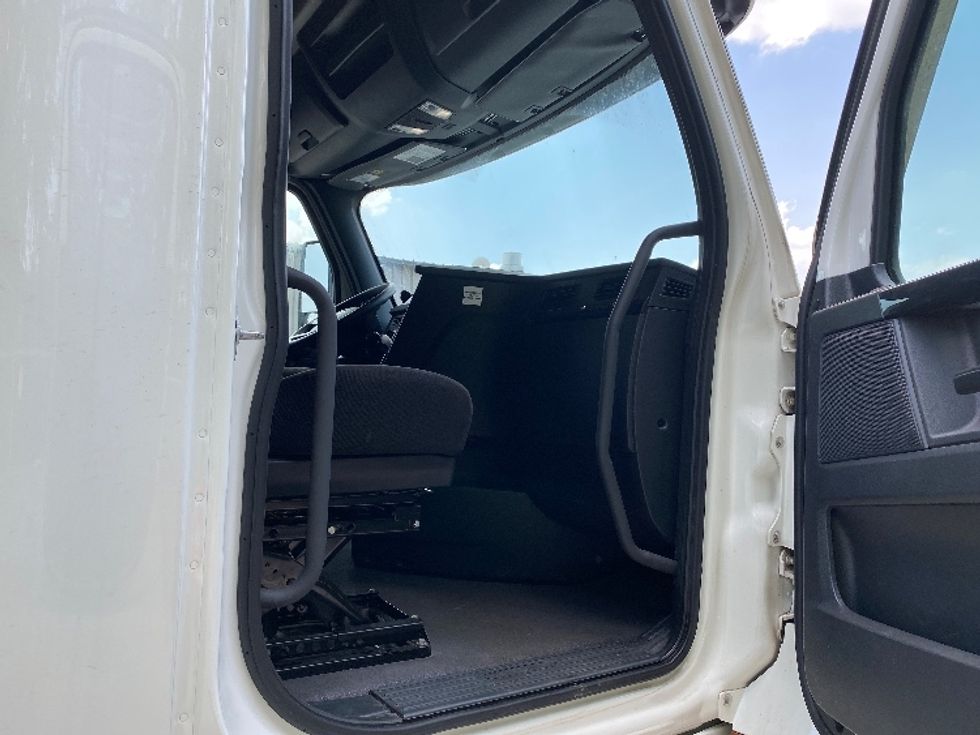 Sleeper Tractor-Heavy Duty Tractors-Freightliner-2023-T12664ST-Minoa-NY-223,510\n\t\tmiles-$ 102,750 - Image 13