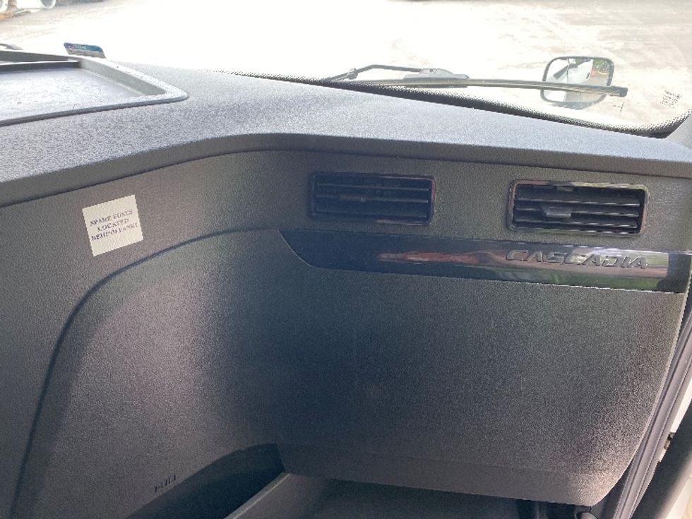 Sleeper Tractor-Heavy Duty Tractors-Freightliner-2023-T12664ST-Minoa-NY-223,510\n\t\tmiles-$ 102,750 - Image 14