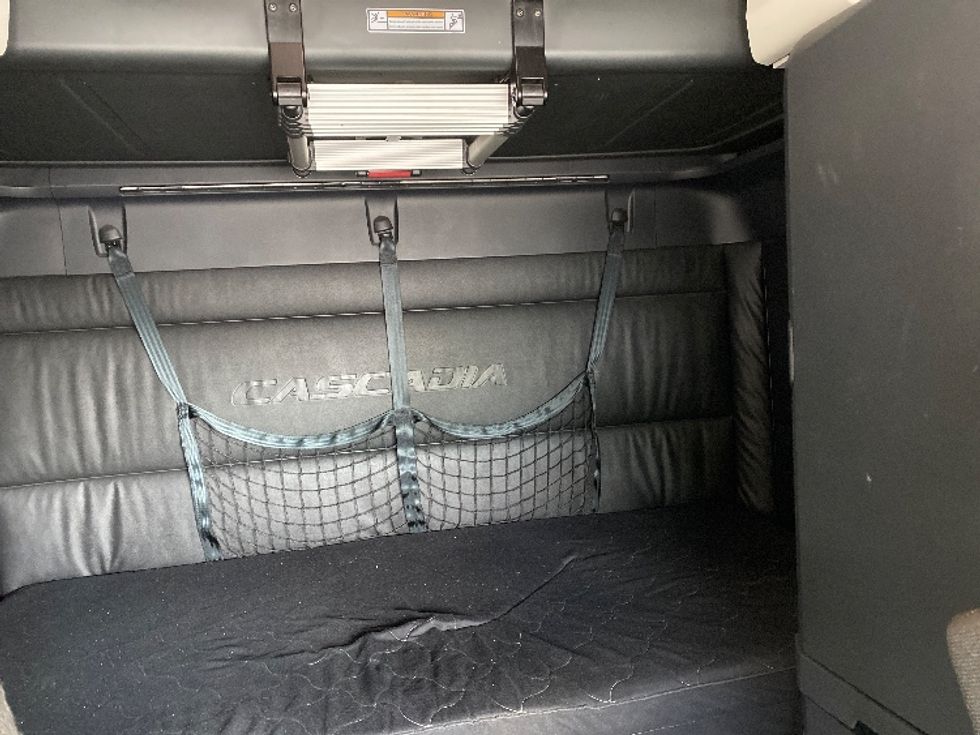 Sleeper Tractor-Heavy Duty Tractors-Freightliner-2023-T12664ST-Minoa-NY-223,510\n\t\tmiles-$ 102,750 - Image 16