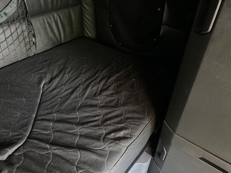 Sleeper Tractor-Heavy Duty Tractors-Freightliner-2023-T12664ST-Minoa-NY-223,510\n\t\tmiles-$ 102,750 - Image 17