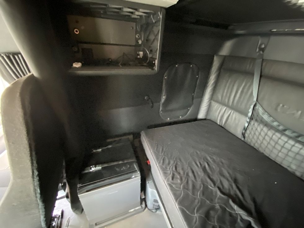 Sleeper Tractor-Heavy Duty Tractors-Freightliner-2023-T12664ST-Minoa-NY-223,510\n\t\tmiles-$ 102,750 - Image 18