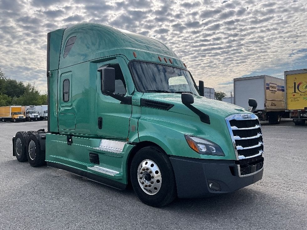 Sleeper Tractor-Heavy Duty Tractors-Freightliner-2023-T12664ST-Mississauga-ON-1,069,652\n\t\tkm-$ 91,000 - Image 1