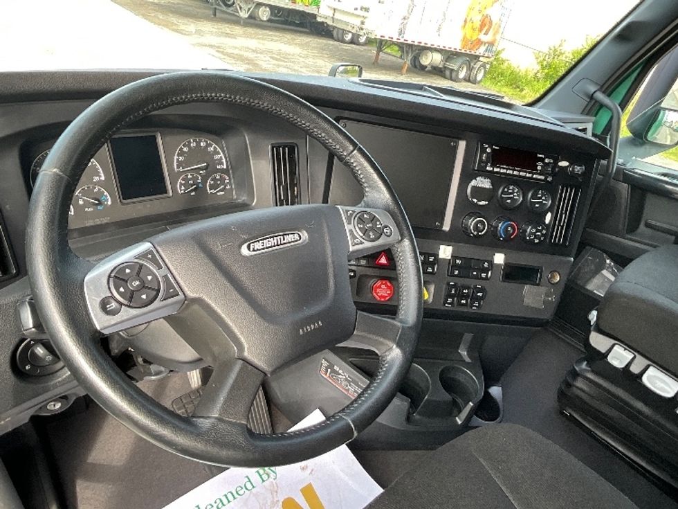 Sleeper Tractor-Heavy Duty Tractors-Freightliner-2023-T12664ST-Mississauga-ON-1,069,652\n\t\tkm-$ 91,000 - Image 10