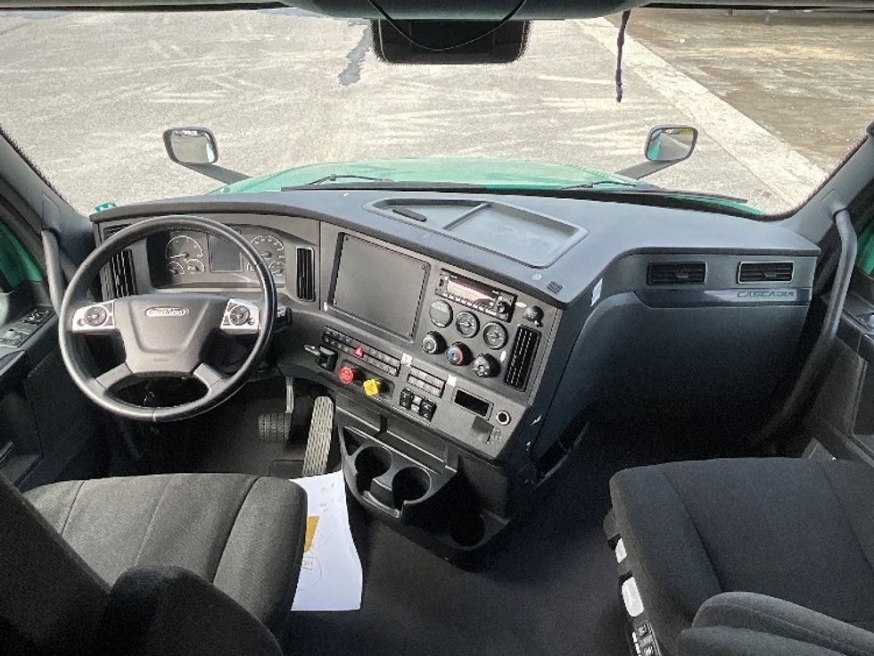 Sleeper Tractor-Heavy Duty Tractors-Freightliner-2023-T12664ST-Mississauga-ON-1,069,652\n\t\tkm-$ 91,000 - Image 12