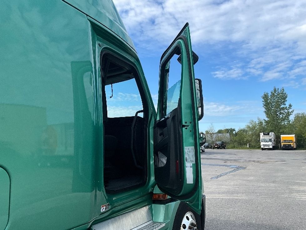 Sleeper Tractor-Heavy Duty Tractors-Freightliner-2023-T12664ST-Mississauga-ON-1,069,652\n\t\tkm-$ 91,000 - Image 13
