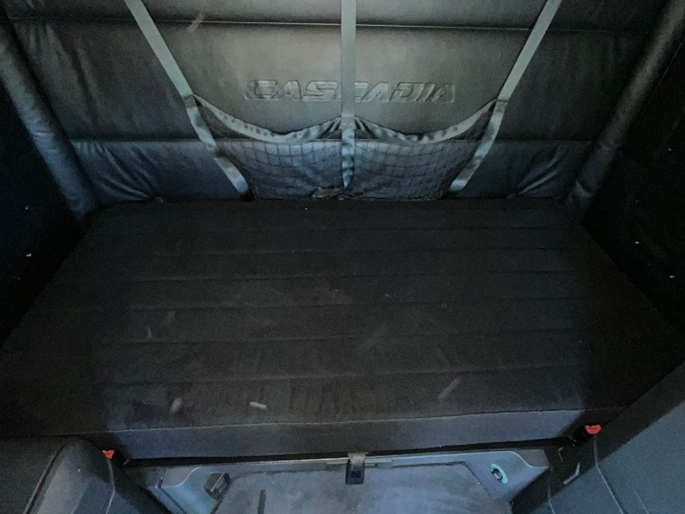 Sleeper Tractor-Heavy Duty Tractors-Freightliner-2023-T12664ST-Mississauga-ON-1,069,652\n\t\tkm-$ 91,000 - Image 17