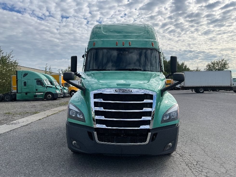 Sleeper Tractor-Heavy Duty Tractors-Freightliner-2023-T12664ST-Mississauga-ON-1,069,652\n\t\tkm-$ 91,000 - Image 2