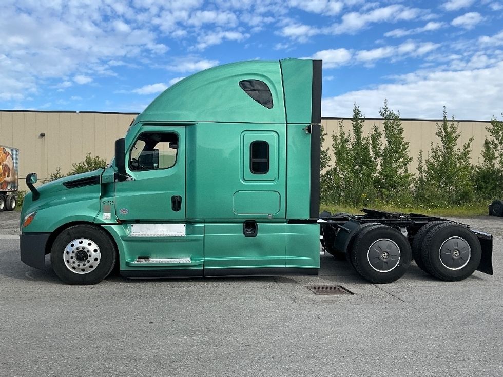 Sleeper Tractor-Heavy Duty Tractors-Freightliner-2023-T12664ST-Mississauga-ON-1,069,652\n\t\tkm-$ 91,000 - Image 4