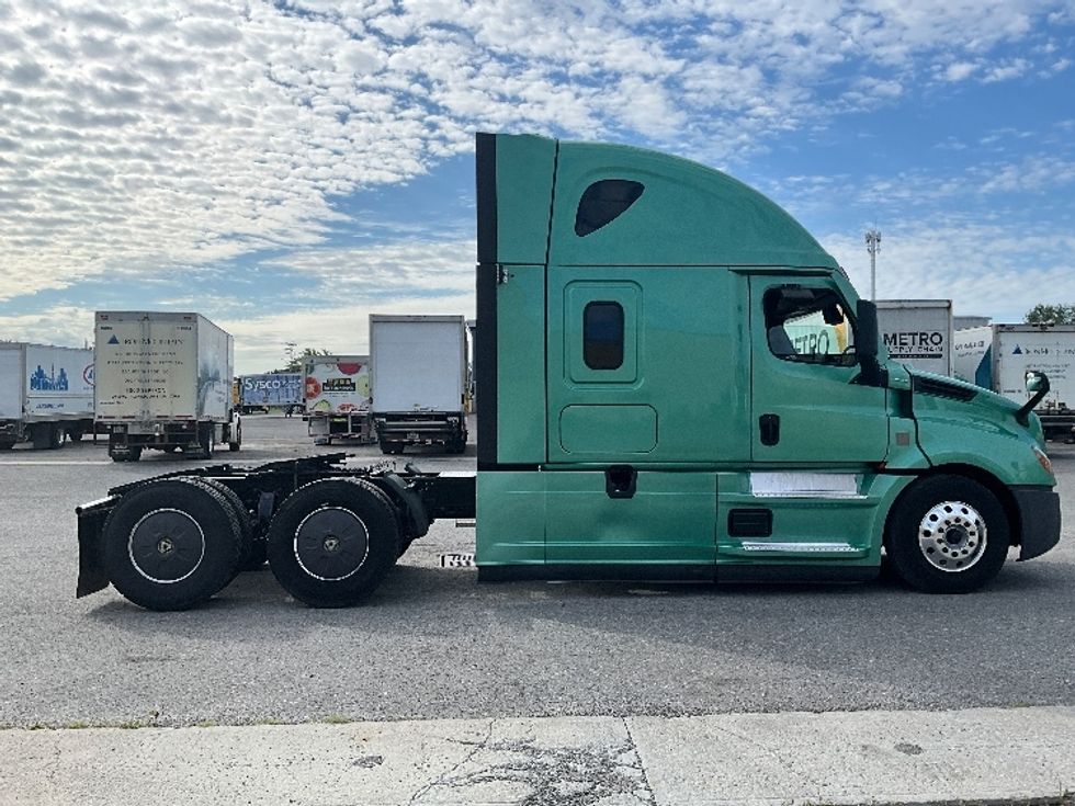 Sleeper Tractor-Heavy Duty Tractors-Freightliner-2023-T12664ST-Mississauga-ON-1,069,652\n\t\tkm-$ 91,000 - Image 8