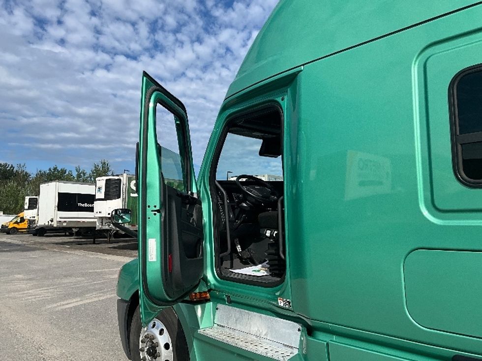 Sleeper Tractor-Heavy Duty Tractors-Freightliner-2023-T12664ST-Mississauga-ON-1,069,652\n\t\tkm-$ 91,000 - Image 9