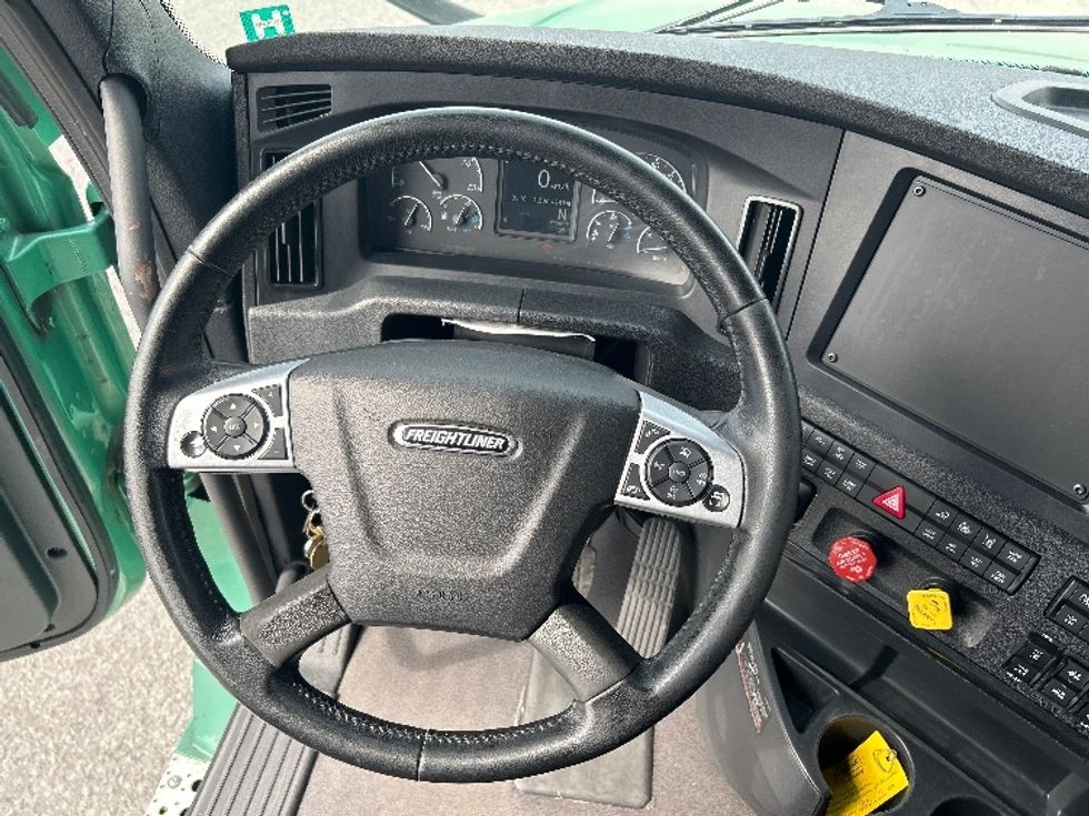 Sleeper Tractor-Heavy Duty Tractors-Freightliner-2023-T12664ST-Mississauga-ON-1,206,913\n\t\tkm-$ 79,000 - Image 11