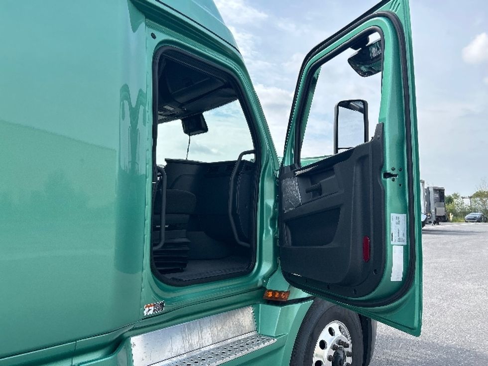Sleeper Tractor-Heavy Duty Tractors-Freightliner-2023-T12664ST-Mississauga-ON-1,206,913\n\t\tkm-$ 79,000 - Image 13