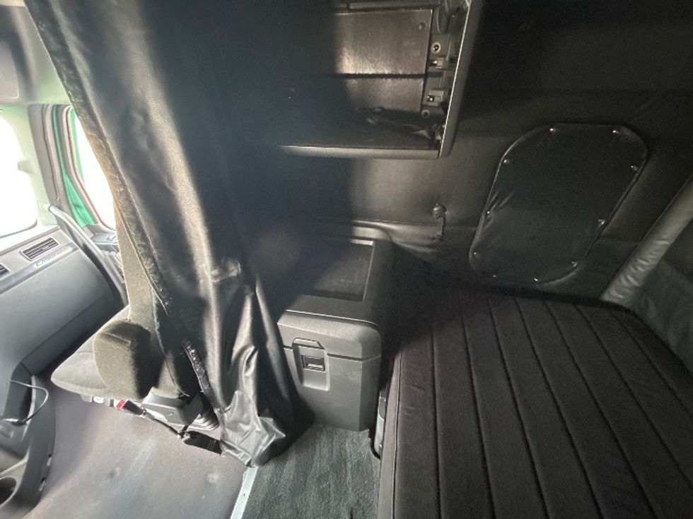 Sleeper Tractor-Heavy Duty Tractors-Freightliner-2023-T12664ST-Mississauga-ON-1,206,913\n\t\tkm-$ 79,000 - Image 19