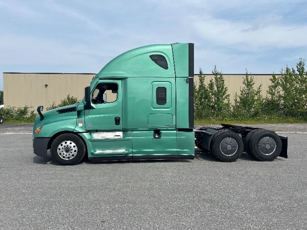 Sleeper Tractor-Heavy Duty Tractors-Freightliner-2023-T12664ST-Mississauga-ON-1,206,913\n\t\tkm-$ 79,000 - Image 4