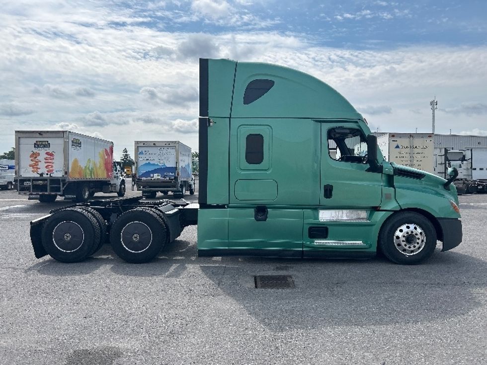 Sleeper Tractor-Heavy Duty Tractors-Freightliner-2023-T12664ST-Mississauga-ON-1,206,913\n\t\tkm-$ 79,000 - Image 8