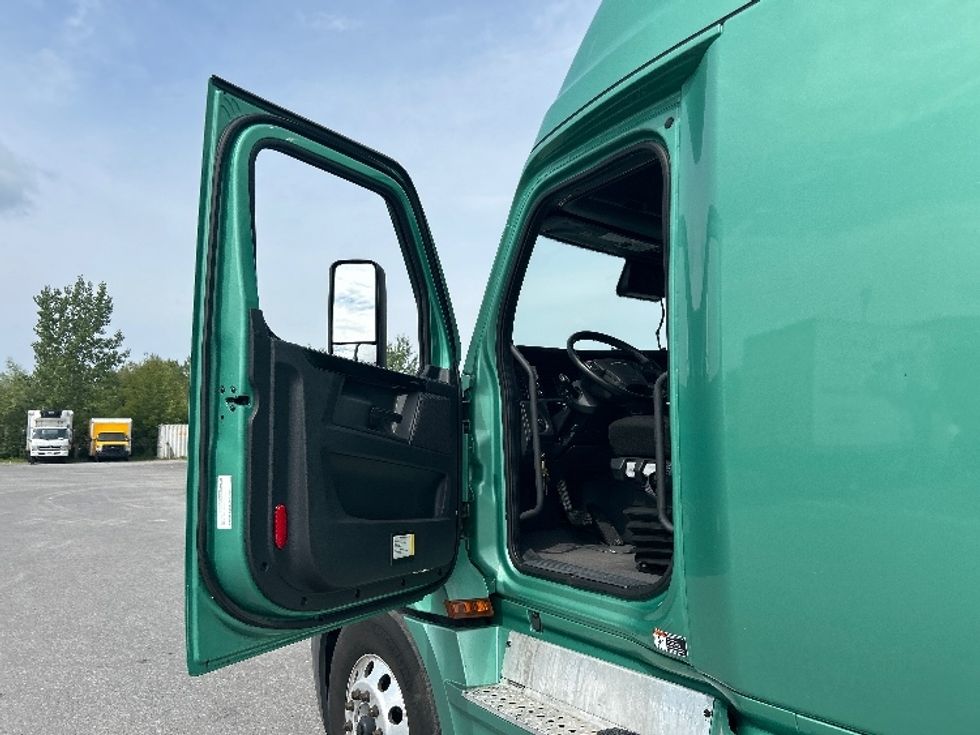 Sleeper Tractor-Heavy Duty Tractors-Freightliner-2023-T12664ST-Mississauga-ON-1,206,913\n\t\tkm-$ 79,000 - Image 9