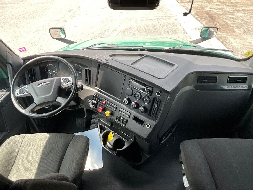 Sleeper Tractor-Heavy Duty Tractors-Freightliner-2023-T12664ST-Mississauga-ON-1,212,924\n\t\tkm-$ 78,500 - Image 12