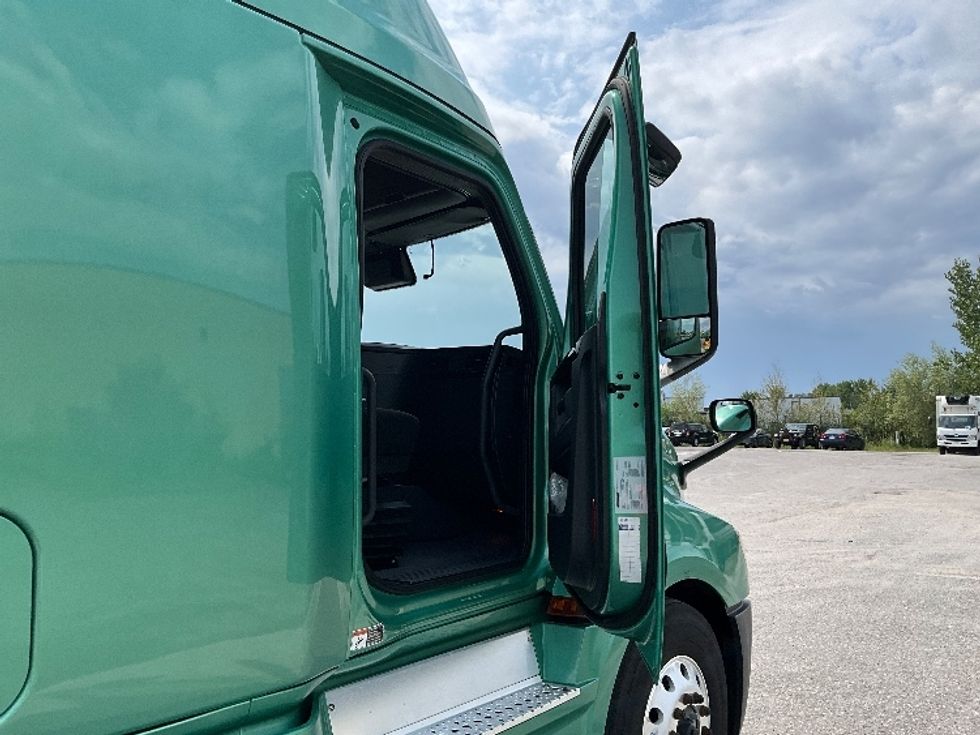 Sleeper Tractor-Heavy Duty Tractors-Freightliner-2023-T12664ST-Mississauga-ON-1,212,924\n\t\tkm-$ 78,500 - Image 13