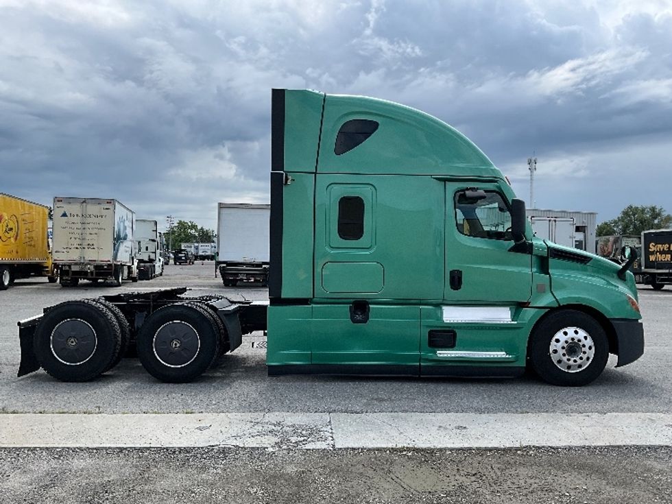 Sleeper Tractor-Heavy Duty Tractors-Freightliner-2023-T12664ST-Mississauga-ON-1,212,924\n\t\tkm-$ 78,500 - Image 8