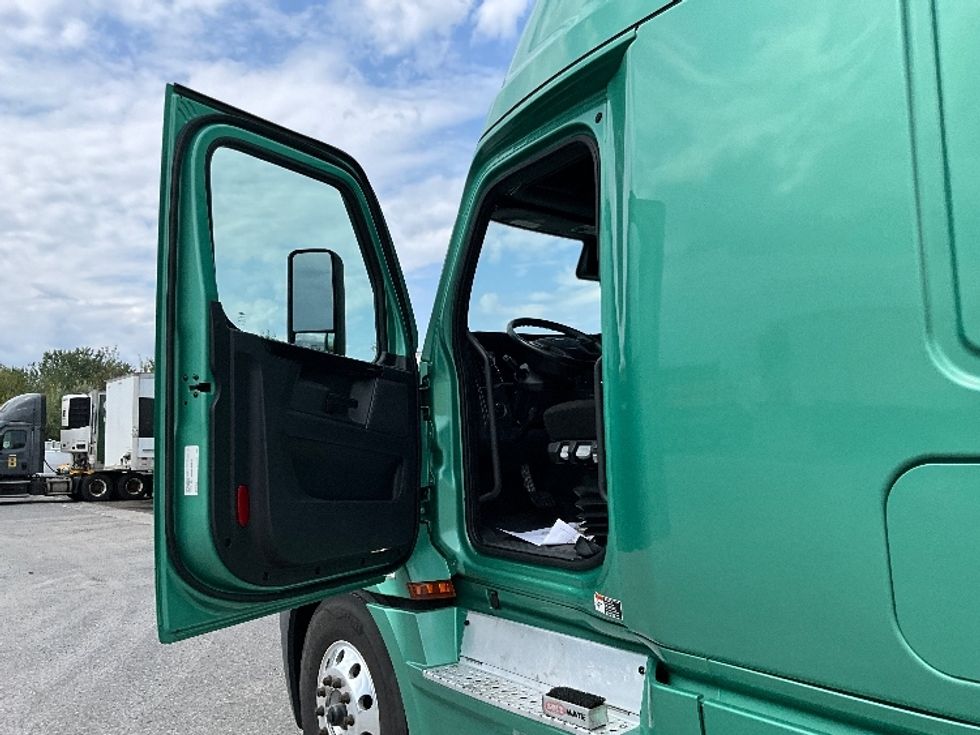 Sleeper Tractor-Heavy Duty Tractors-Freightliner-2023-T12664ST-Mississauga-ON-1,212,924\n\t\tkm-$ 78,500 - Image 9