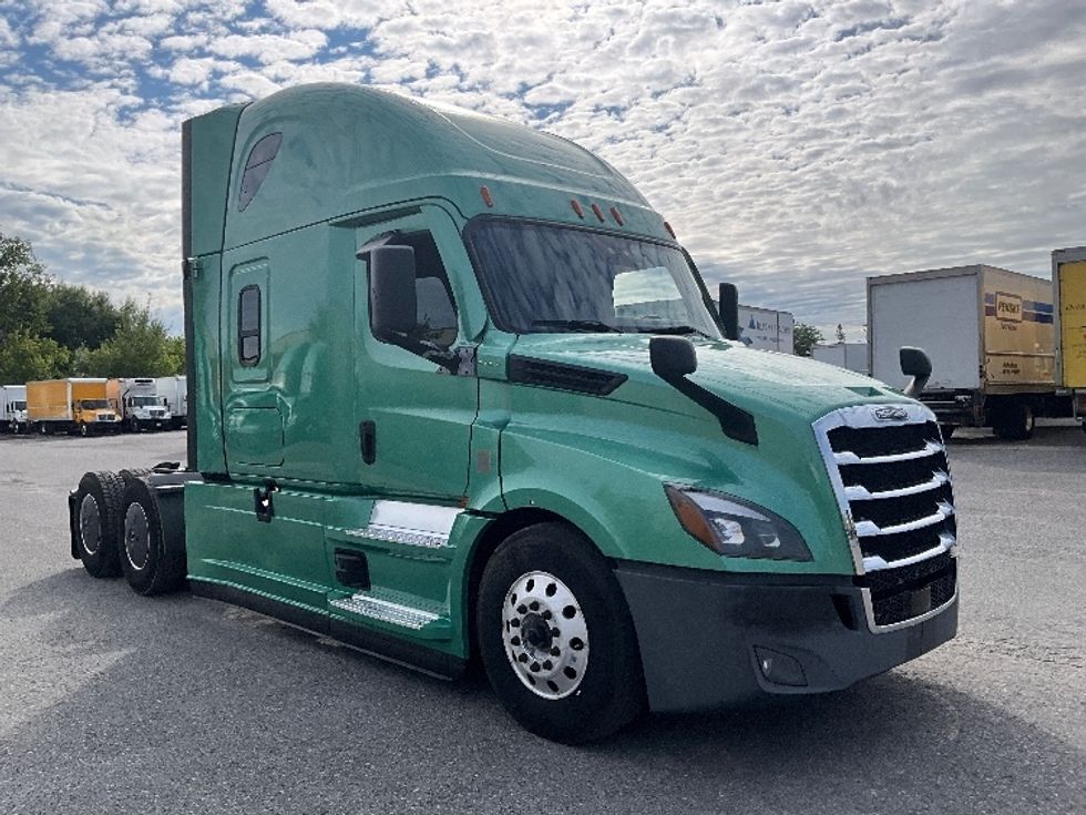 Sleeper Tractor-Heavy Duty Tractors-Freightliner-2023-T12664ST-Mississauga-ON-1,239,520\n\t\tkm-$ 77,500 - Image 1