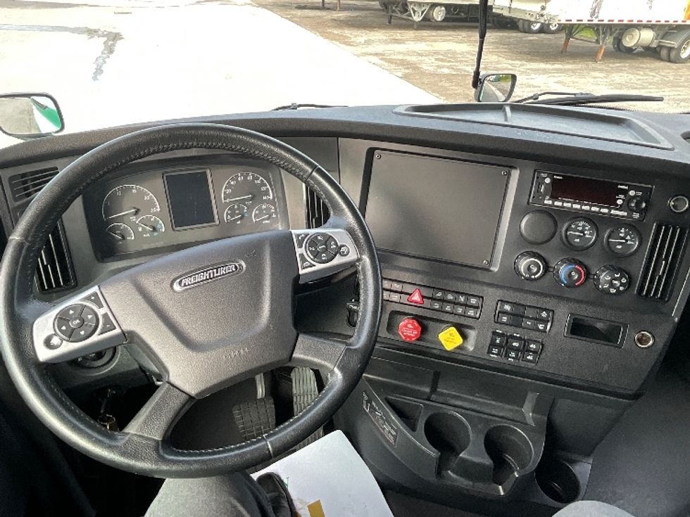 Sleeper Tractor-Heavy Duty Tractors-Freightliner-2023-T12664ST-Mississauga-ON-1,239,520\n\t\tkm-$ 77,500 - Image 11