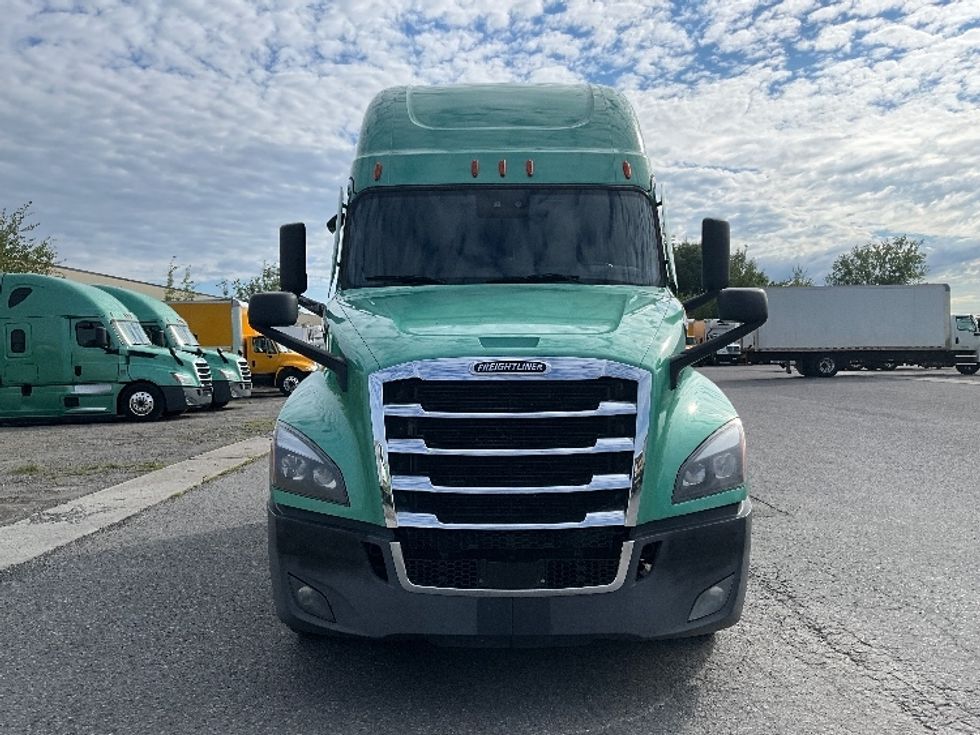 Sleeper Tractor-Heavy Duty Tractors-Freightliner-2023-T12664ST-Mississauga-ON-1,239,520\n\t\tkm-$ 77,500 - Image 2