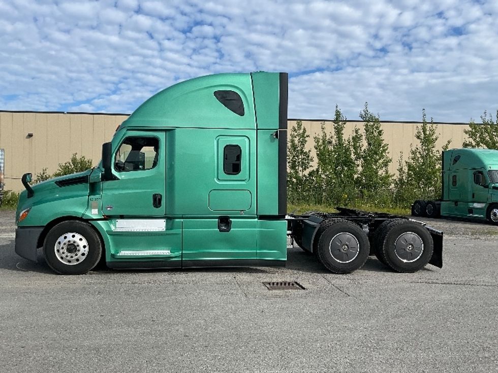 Sleeper Tractor-Heavy Duty Tractors-Freightliner-2023-T12664ST-Mississauga-ON-1,239,520\n\t\tkm-$ 77,500 - Image 4