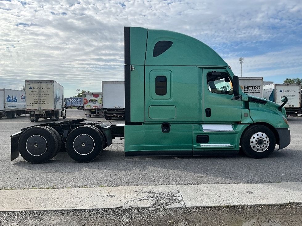 Sleeper Tractor-Heavy Duty Tractors-Freightliner-2023-T12664ST-Mississauga-ON-1,239,520\n\t\tkm-$ 77,500 - Image 8