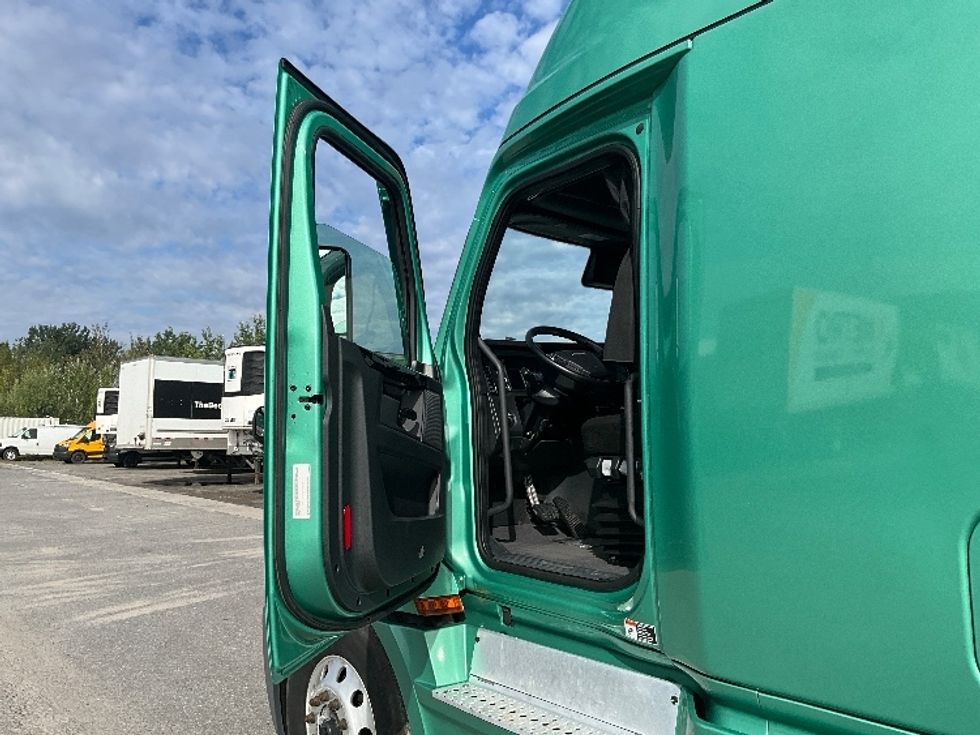 Sleeper Tractor-Heavy Duty Tractors-Freightliner-2023-T12664ST-Mississauga-ON-1,239,520\n\t\tkm-$ 77,500 - Image 9