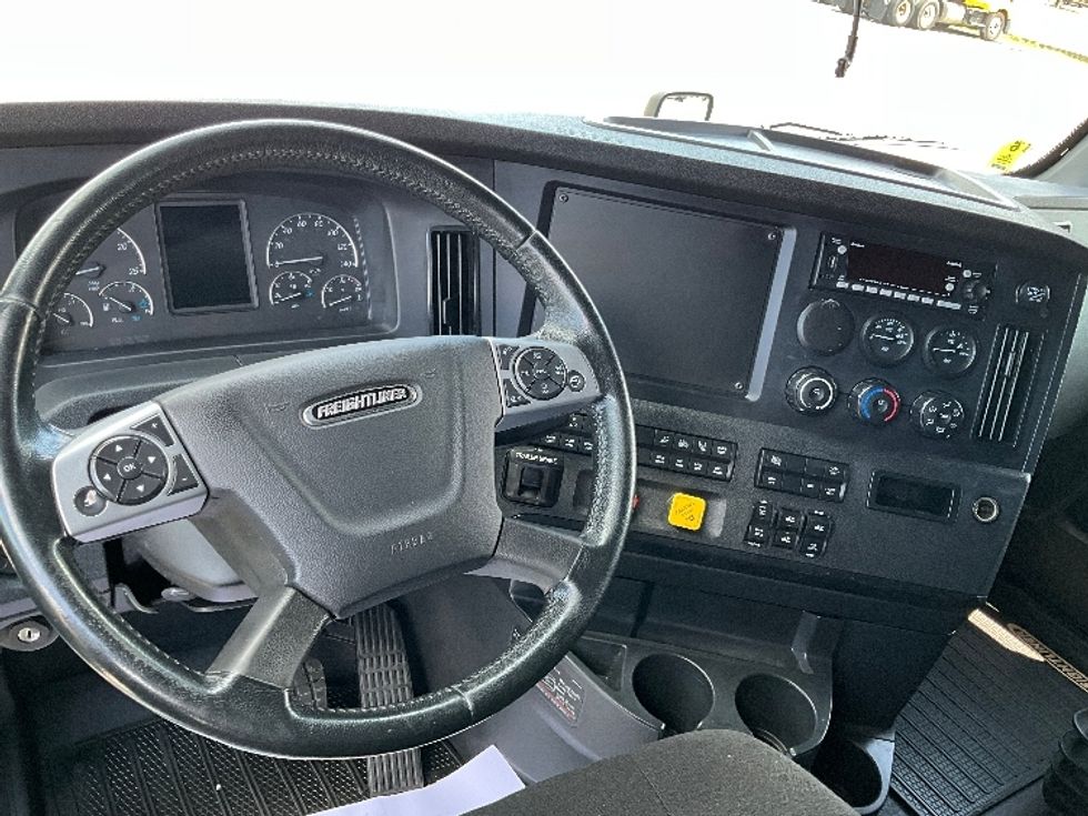 Sleeper Tractor-Heavy Duty Tractors-Freightliner-2023-T12664ST-Mississauga-ON-1,370,794\n\t\tkm-$ 65,750 - Image 11