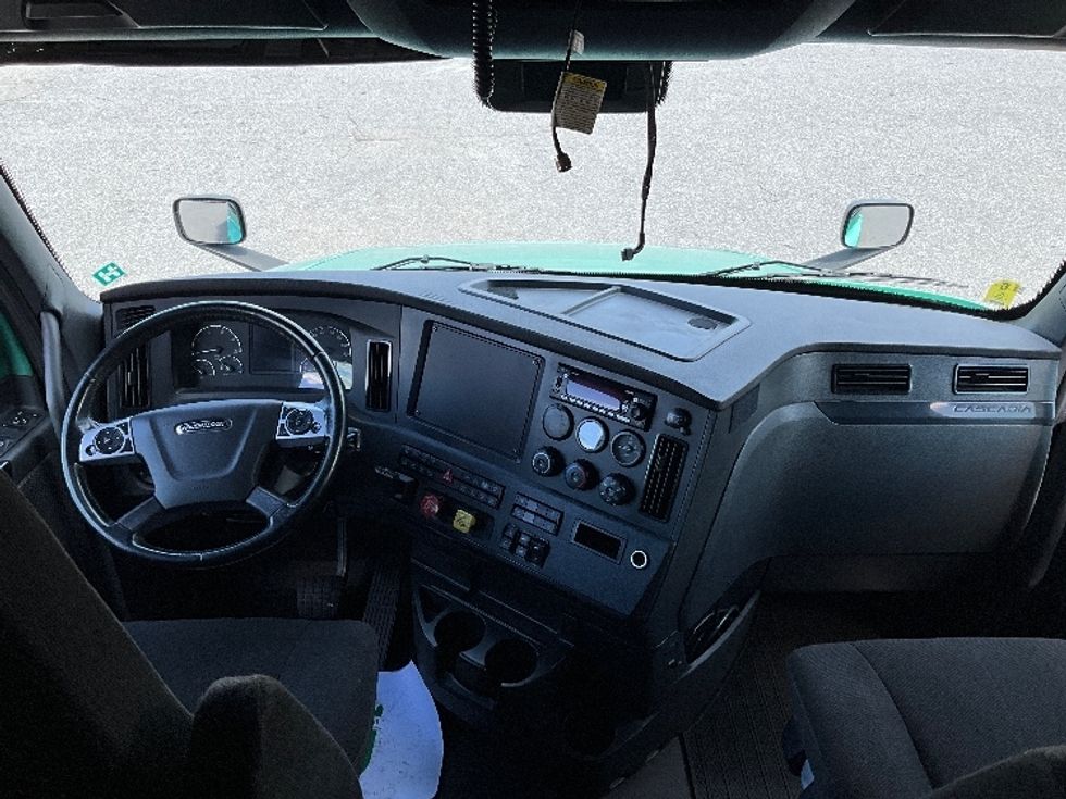 Sleeper Tractor-Heavy Duty Tractors-Freightliner-2023-T12664ST-Mississauga-ON-1,370,794\n\t\tkm-$ 65,750 - Image 12