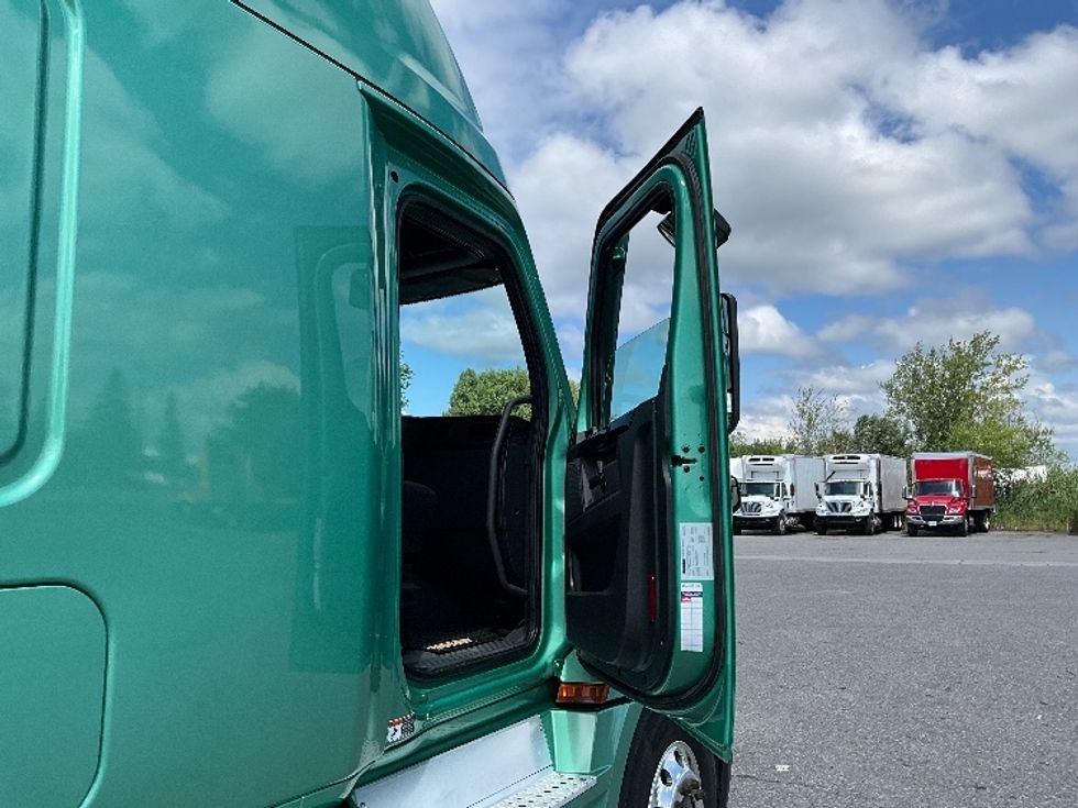 Sleeper Tractor-Heavy Duty Tractors-Freightliner-2023-T12664ST-Mississauga-ON-1,370,794\n\t\tkm-$ 65,750 - Image 13
