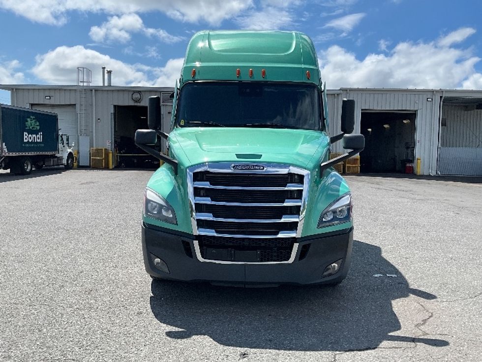 Sleeper Tractor-Heavy Duty Tractors-Freightliner-2023-T12664ST-Mississauga-ON-1,370,794\n\t\tkm-$ 65,750 - Image 2