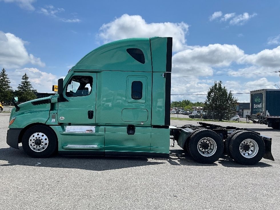 Sleeper Tractor-Heavy Duty Tractors-Freightliner-2023-T12664ST-Mississauga-ON-1,370,794\n\t\tkm-$ 65,750 - Image 4