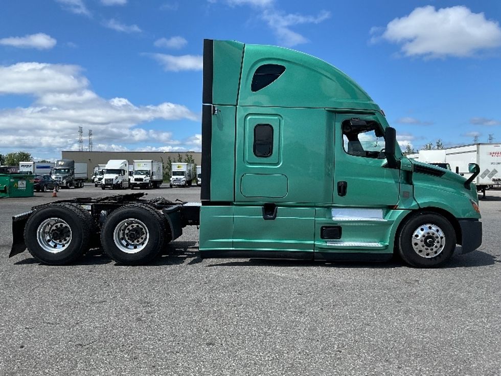 Sleeper Tractor-Heavy Duty Tractors-Freightliner-2023-T12664ST-Mississauga-ON-1,370,794\n\t\tkm-$ 65,750 - Image 8