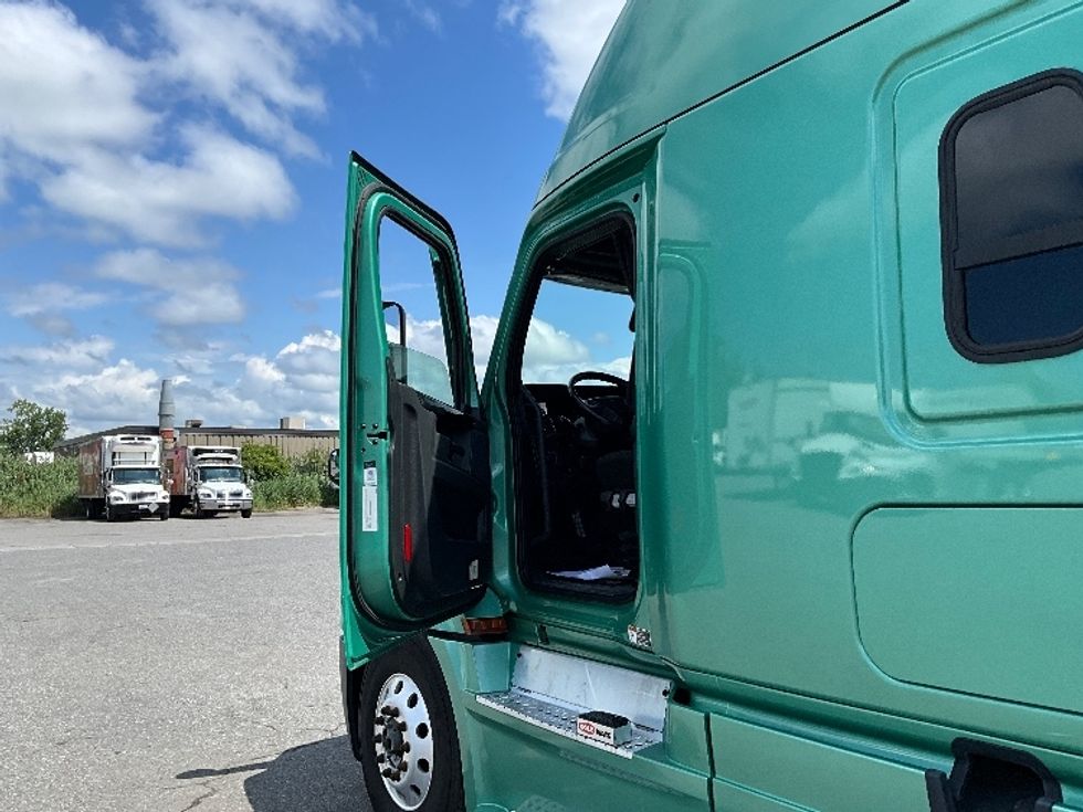 Sleeper Tractor-Heavy Duty Tractors-Freightliner-2023-T12664ST-Mississauga-ON-1,370,794\n\t\tkm-$ 65,750 - Image 9