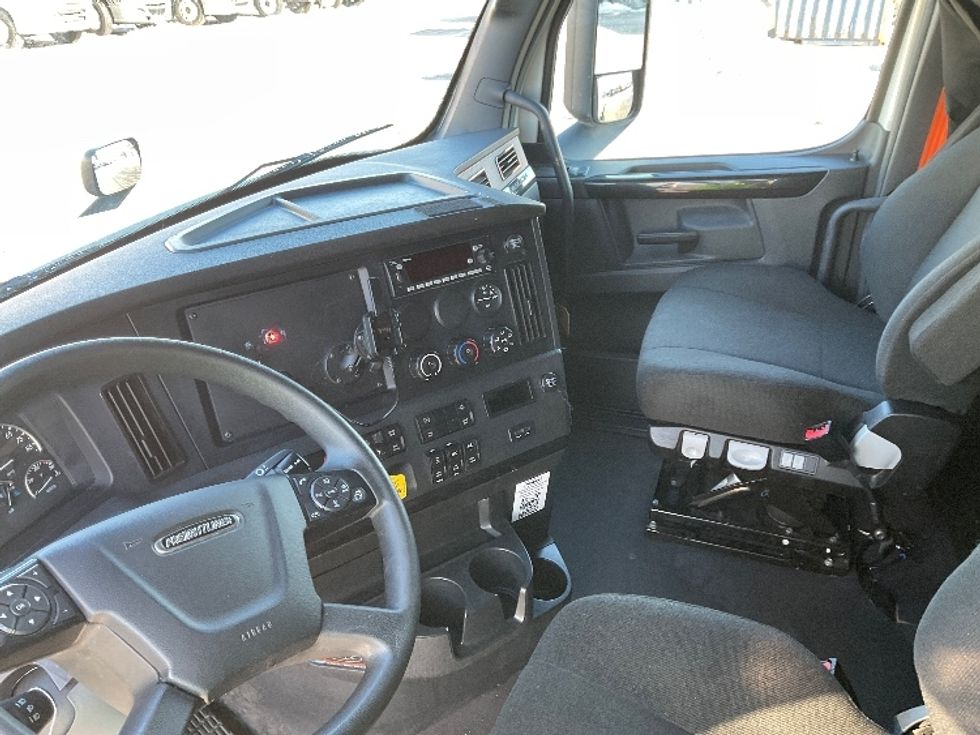 Sleeper Tractor-Heavy Duty Tractors-Freightliner-2023-T12664ST-Moberly-MO-598,254\n\t\tmiles-$ 63,500 - Image 10