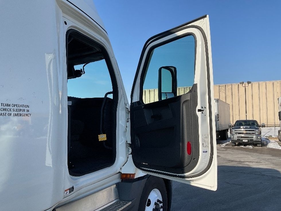 Sleeper Tractor-Heavy Duty Tractors-Freightliner-2023-T12664ST-Moberly-MO-598,254\n\t\tmiles-$ 63,500 - Image 13