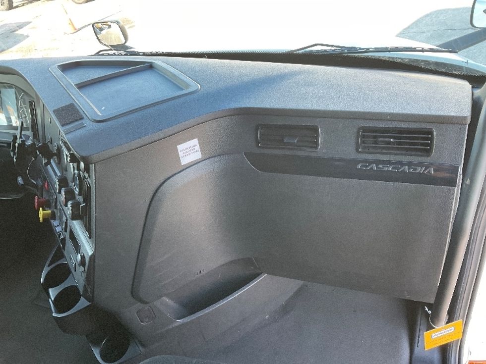 Sleeper Tractor-Heavy Duty Tractors-Freightliner-2023-T12664ST-Moberly-MO-598,254\n\t\tmiles-$ 63,500 - Image 14